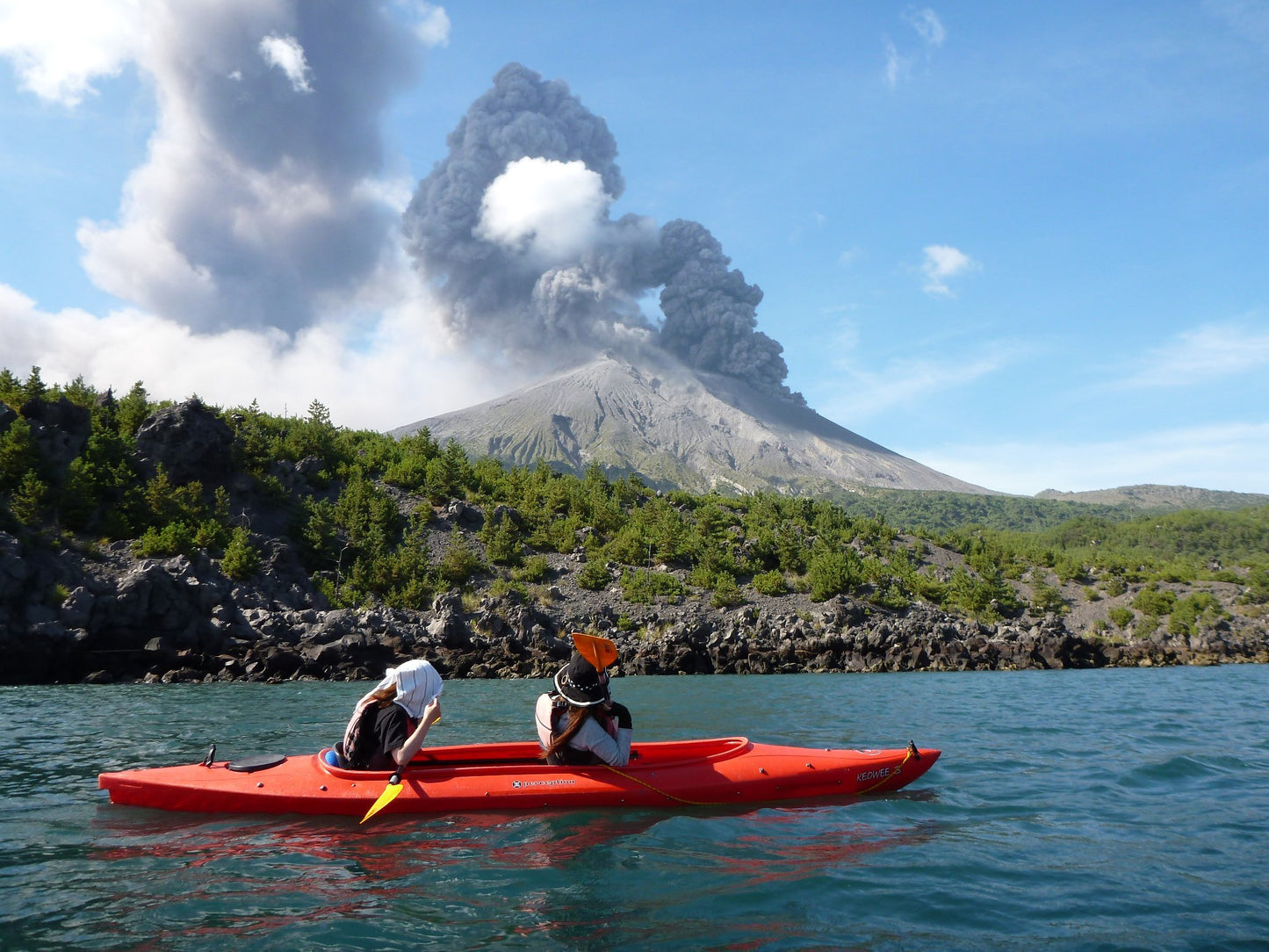 Kayaking along active volcano “Sakurajima”